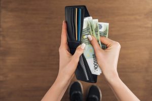 Choisir entre utiliser cash et carte de crédit